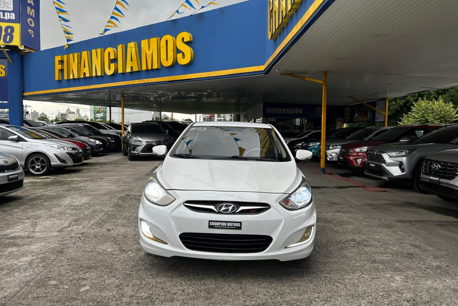 Hyundai Accent 2013 Automático color Blanco, Imagen #2