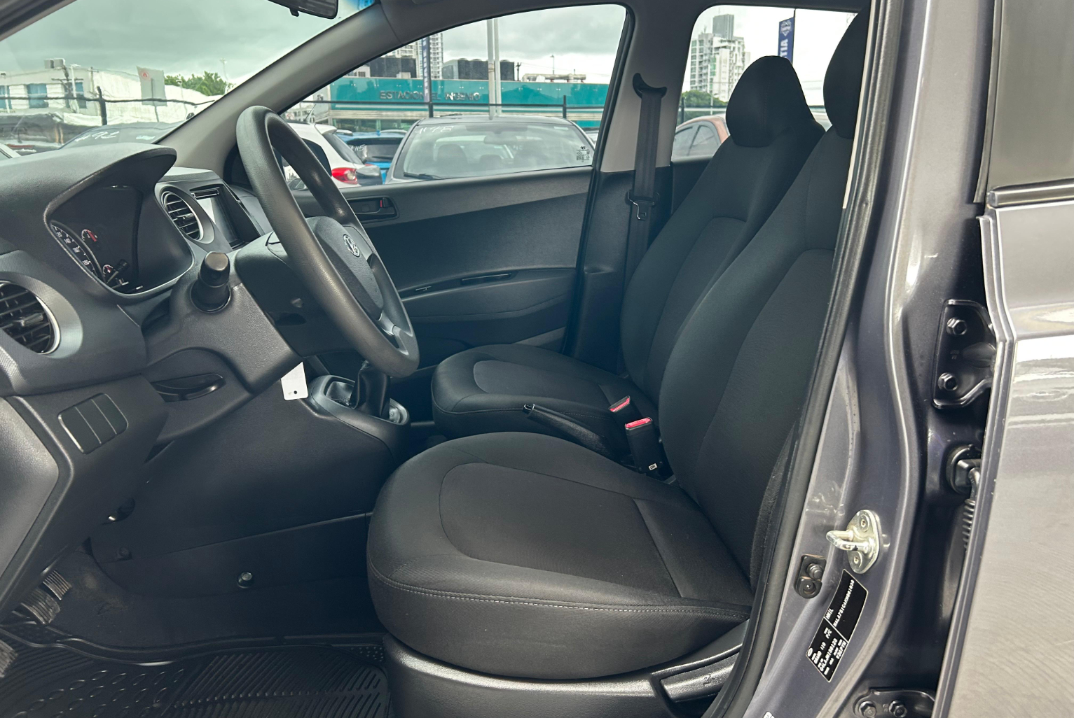 Hyundai Grand i10 2019 Manual color Gris, Imagen #8