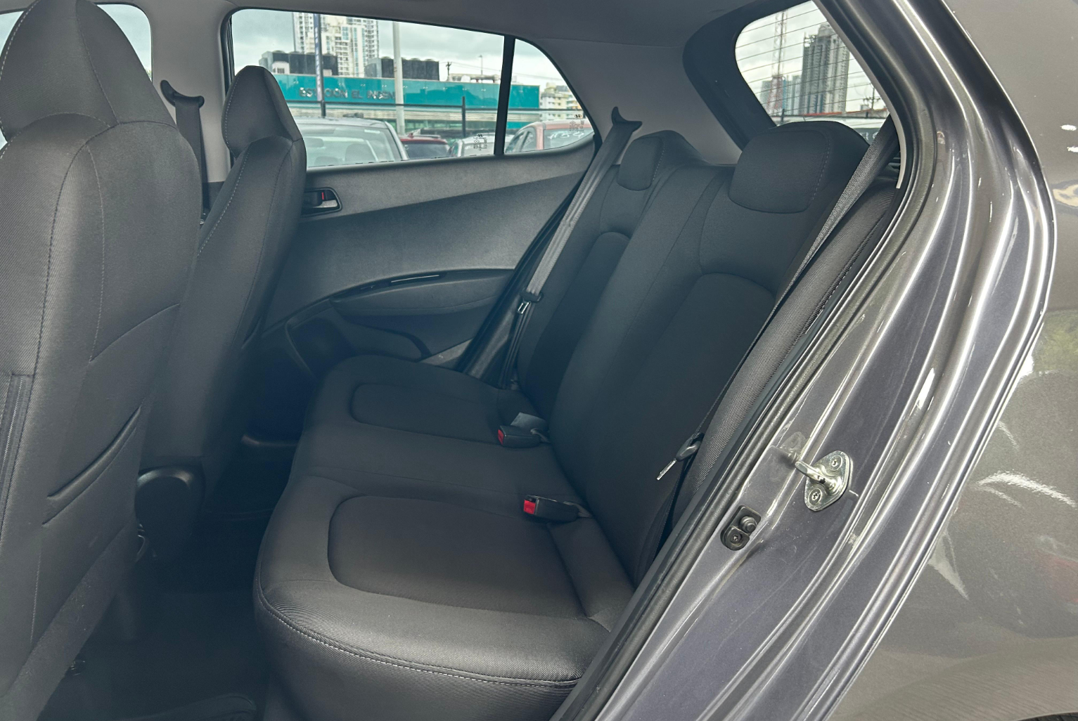 Hyundai Grand i10 2019 Manual color Gris, Imagen #10