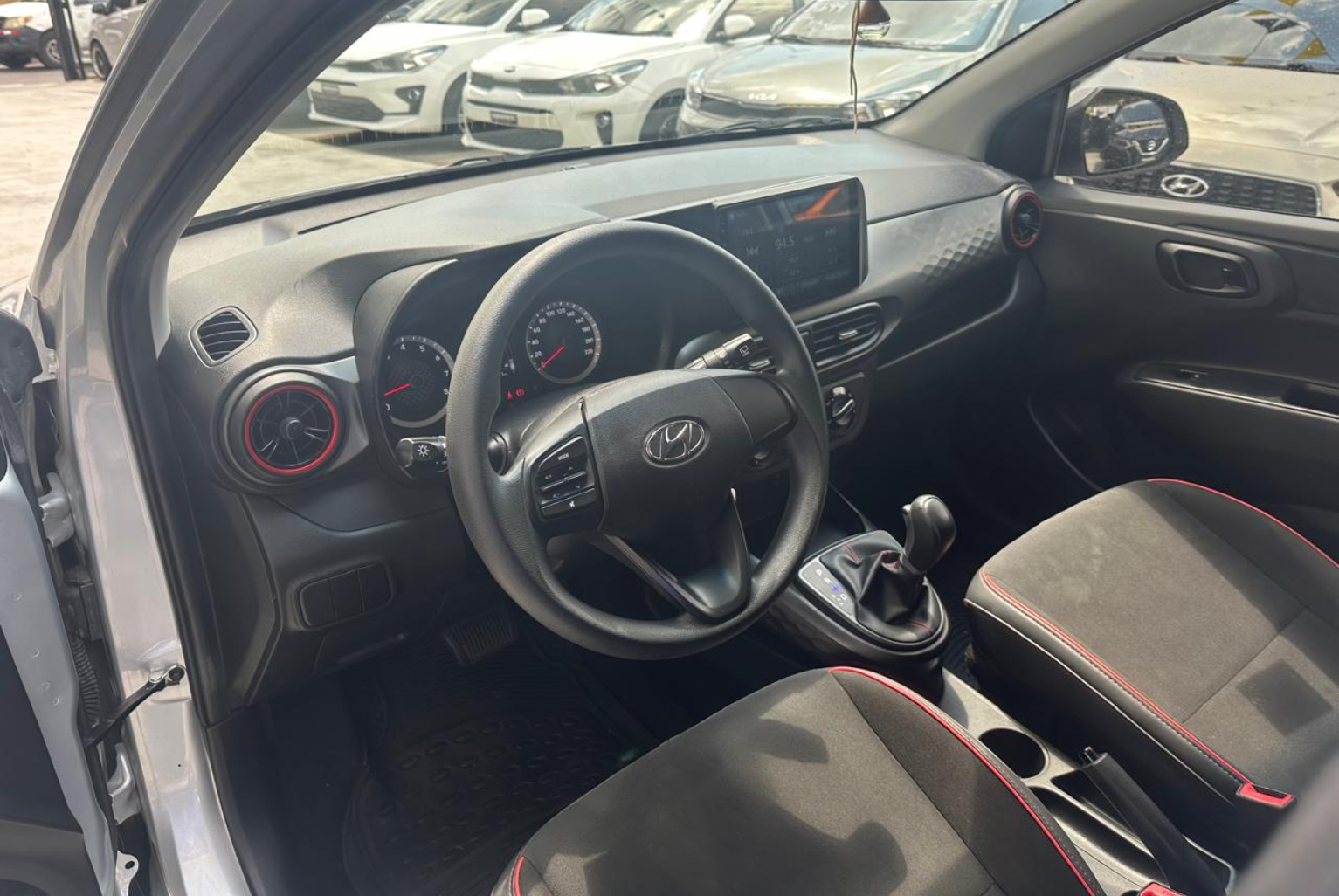 Hyundai Grand i10 2023 Automático color Plateado, Imagen #7
