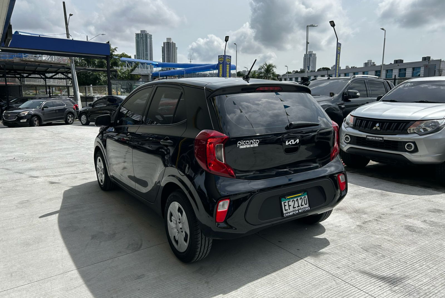 Kia Picanto 2024 Automático color Negro, Imagen #6