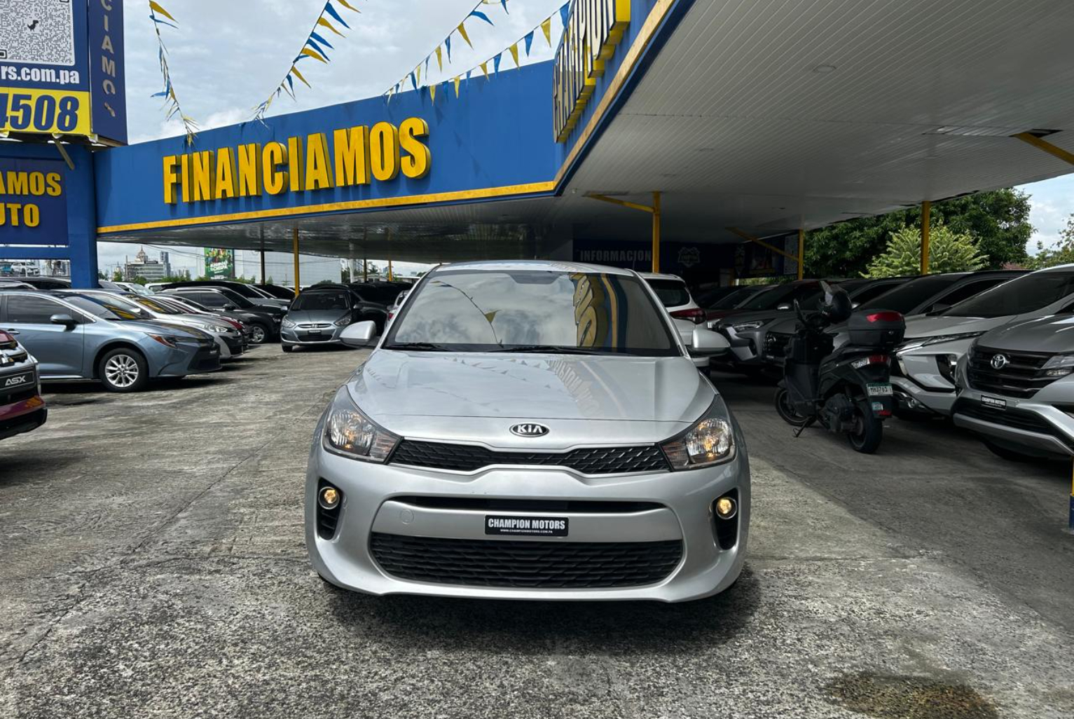 Kia Rio 2021 Manual color Plateado, Imagen #2