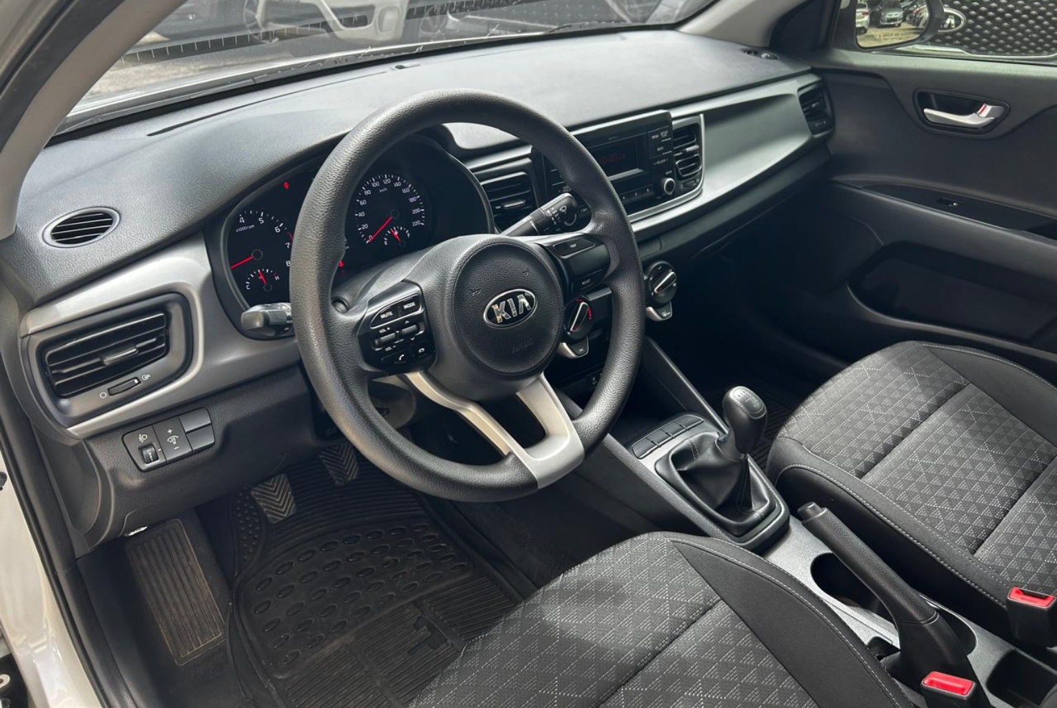 Kia Rio 2021 Manual color Plateado, Imagen #8