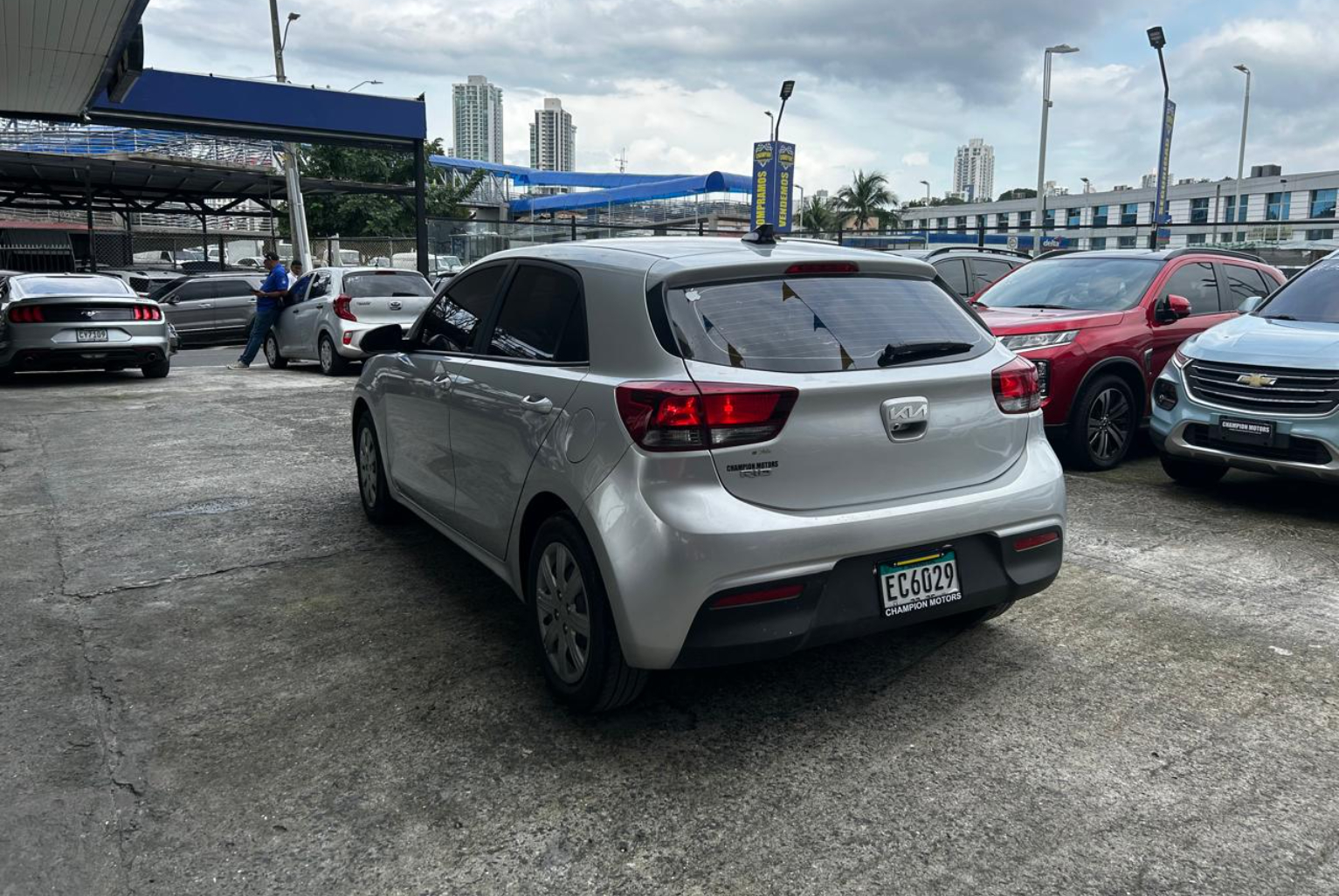 Kia Rio 2022 Automático color Plateado, Imagen #6