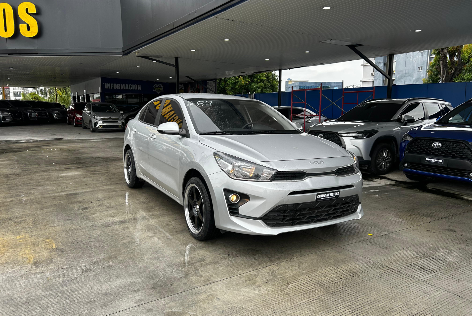 Kia Rio 2023 Manual color Plateado, Imagen #3