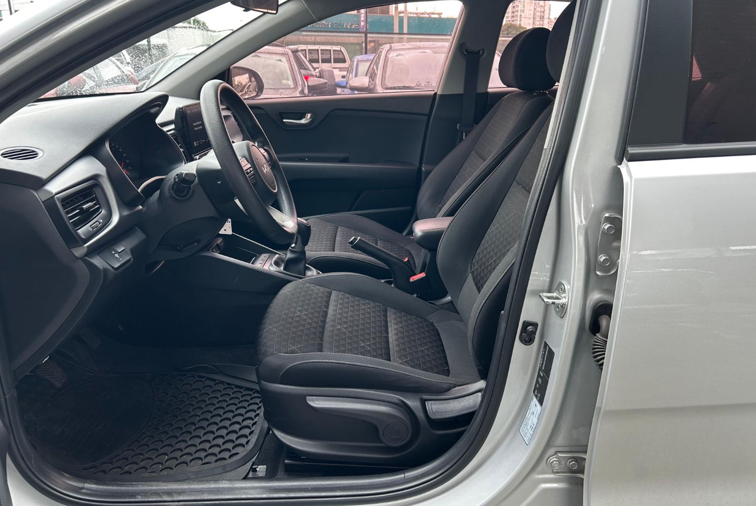 Kia Rio 2023 Manual color Plateado, Imagen #7