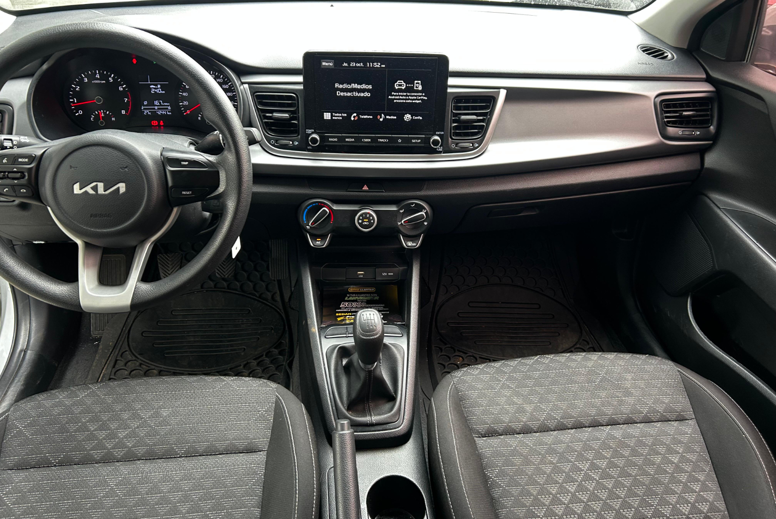 Kia Rio 2023 Manual color Plateado, Imagen #9