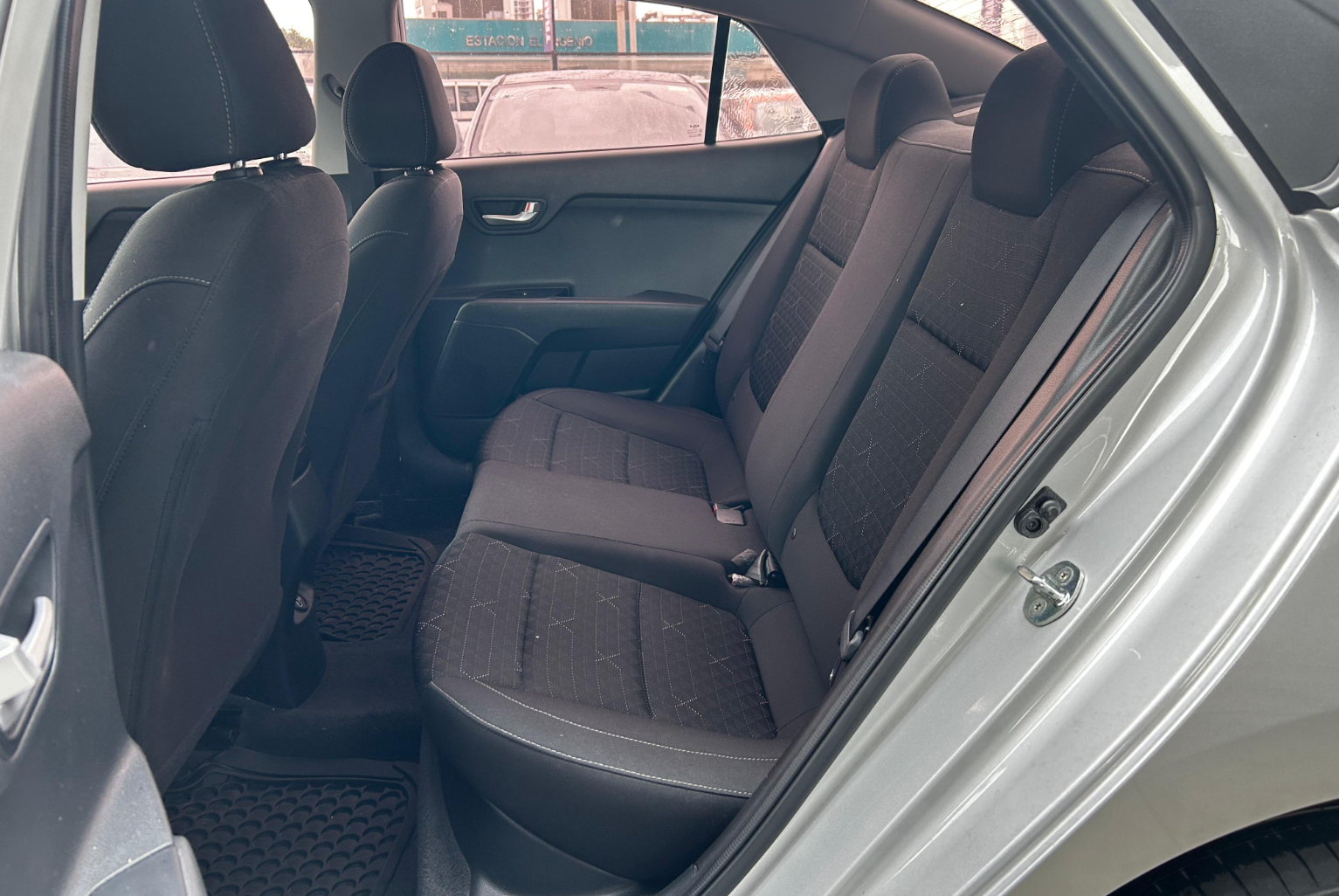 Kia Rio 2023 Manual color Plateado, Imagen #10