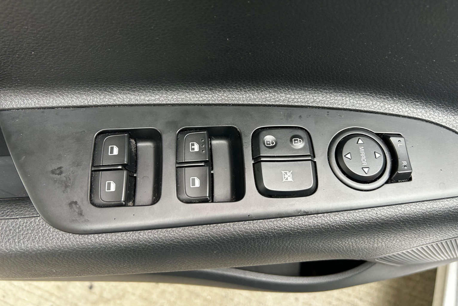 Kia Rio 2023 Manual color Plateado, Imagen #11