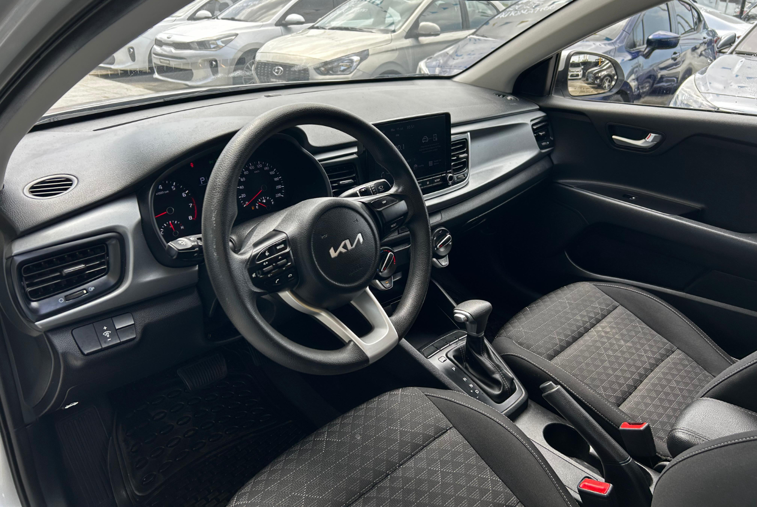 Kia Rio 2024 Automático color Plateado, Imagen #7