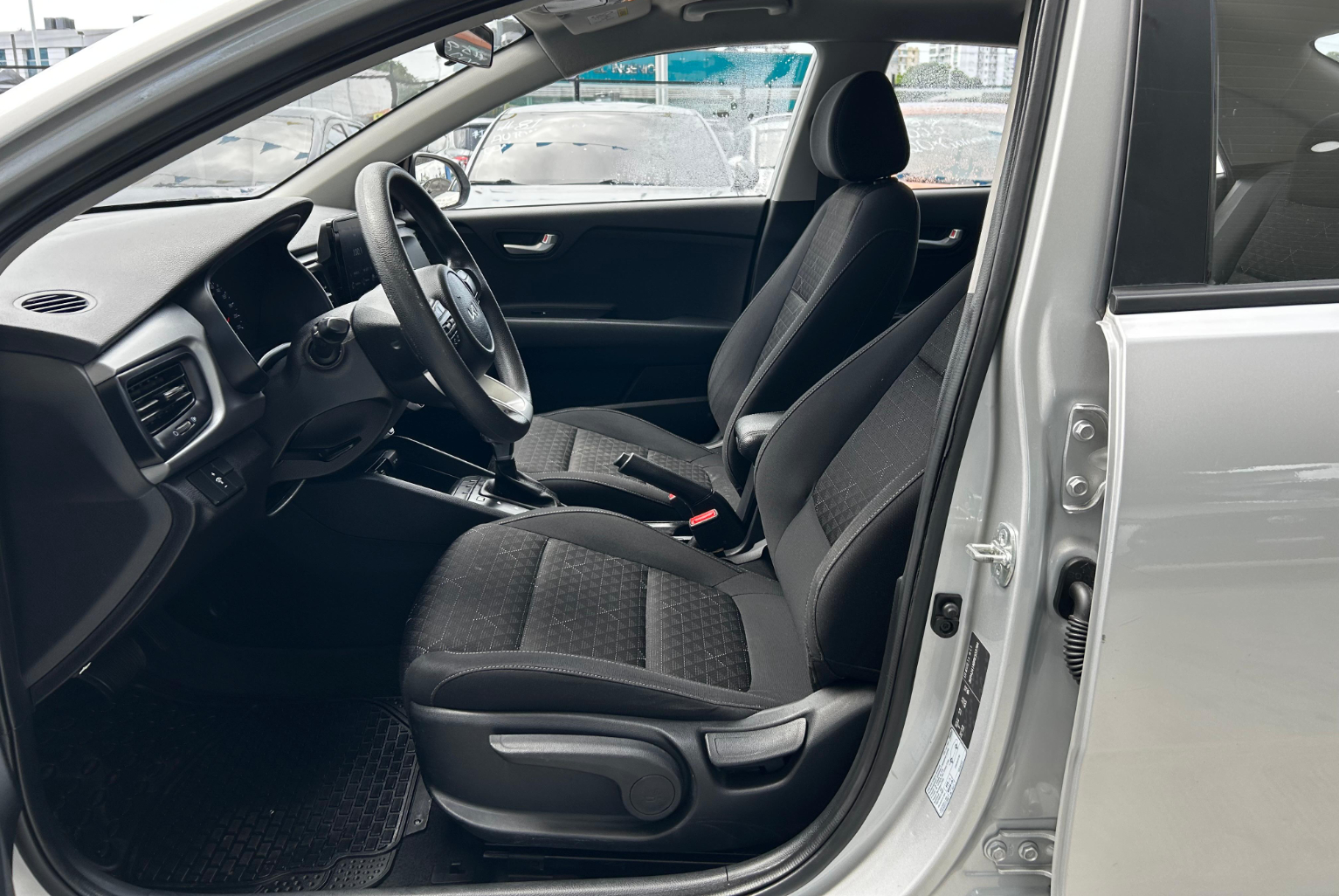 Kia Rio 2024 Automático color Plateado, Imagen #8