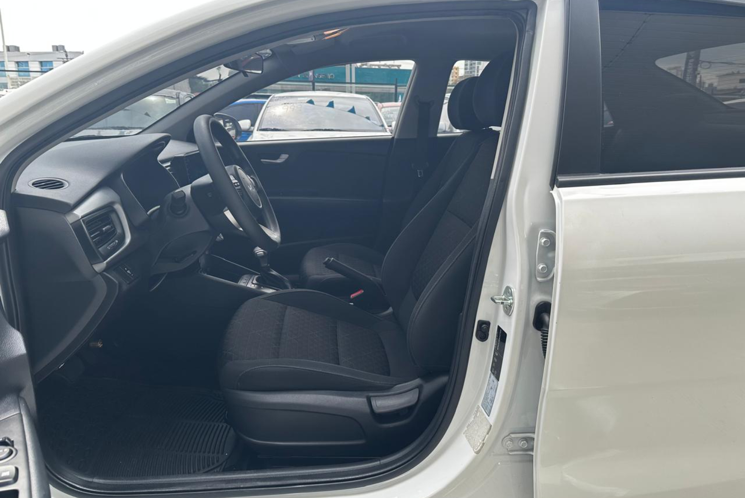 Kia Rio 2024 Automático color Blanco, Imagen #8