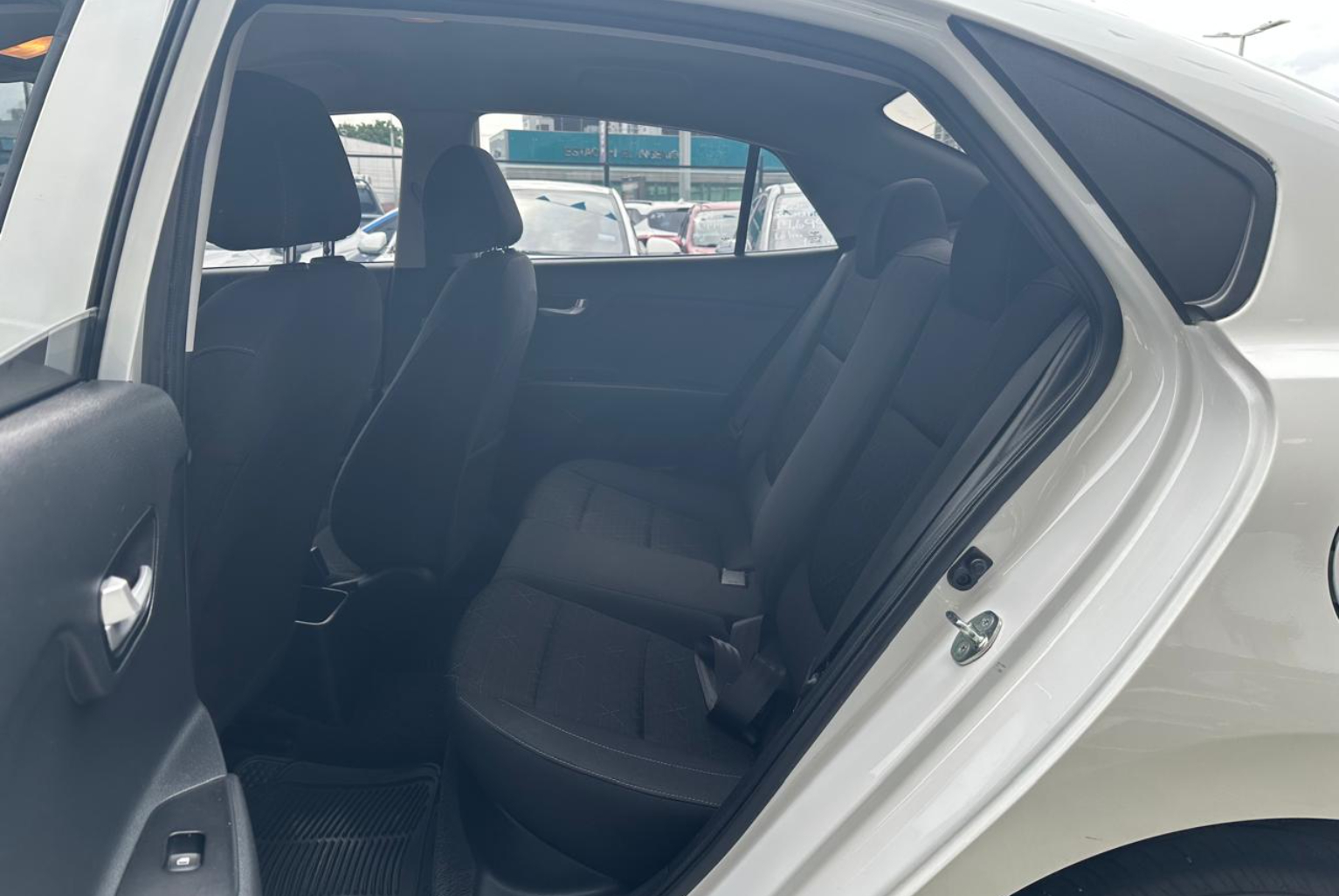 Kia Rio 2024 Automático color Blanco, Imagen #10