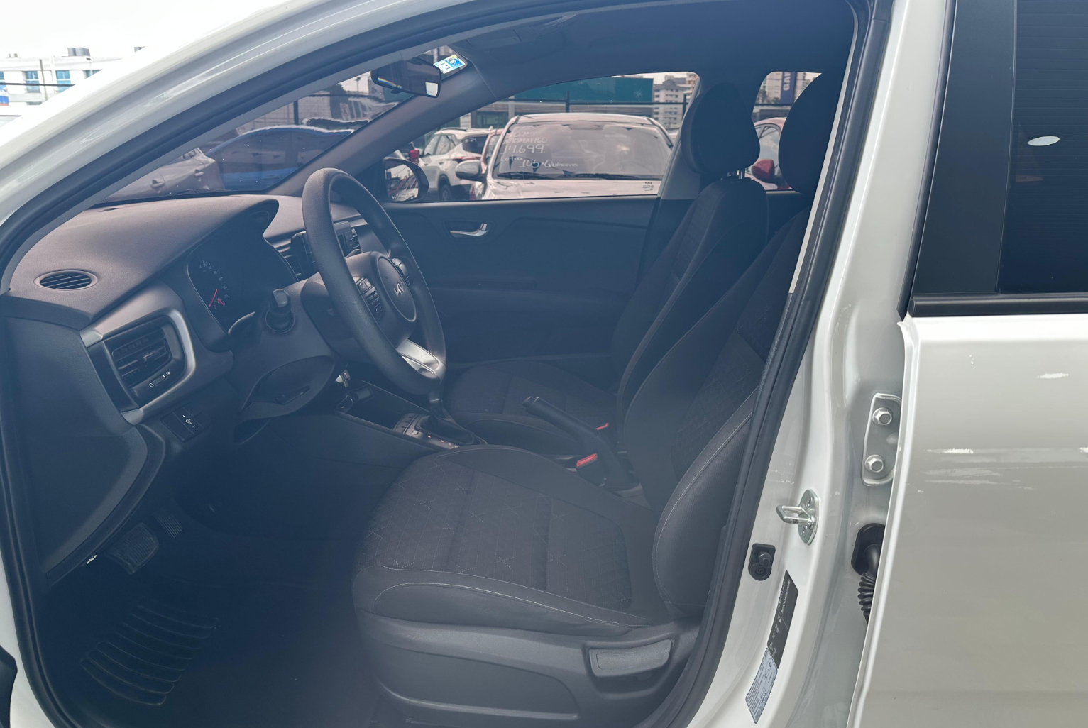 Kia Rio 2024 Automático color Blanco, Imagen #7