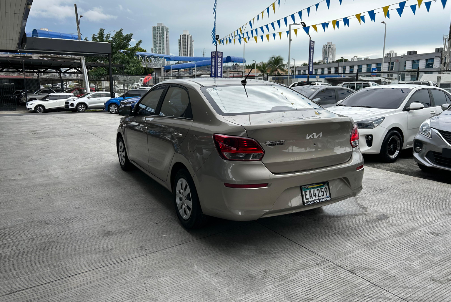 Kia Soluto 2022 Manual color Beige, Imagen #6