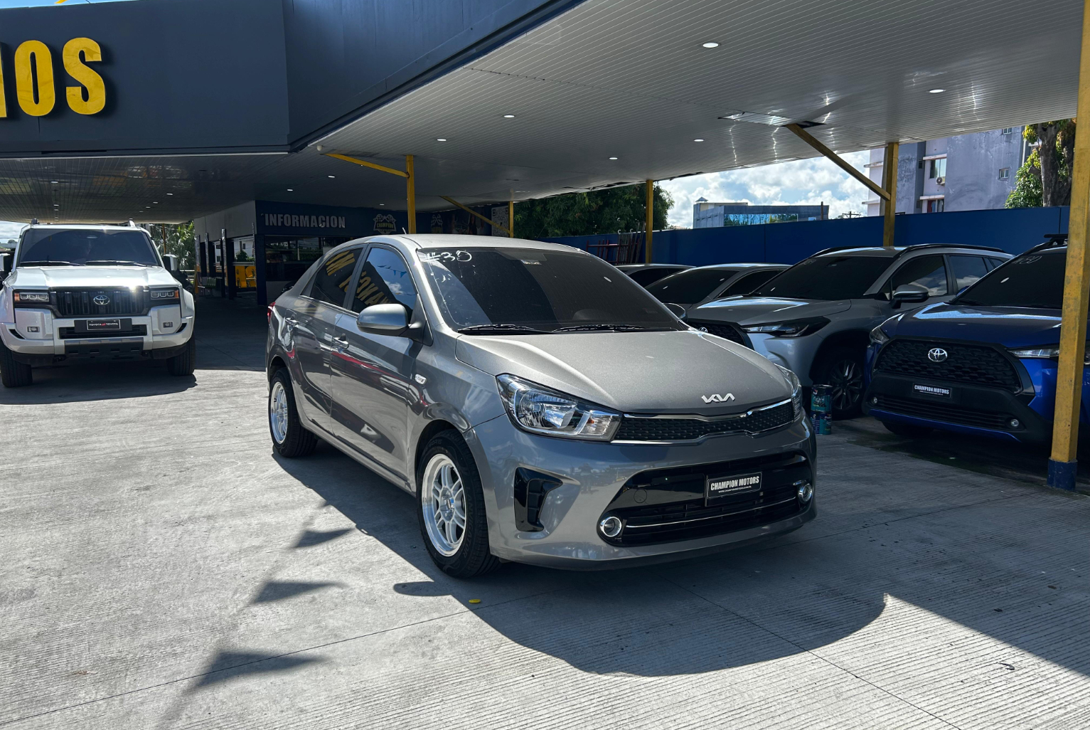 Kia Soluto 2024 Automático color Gris, Imagen #3