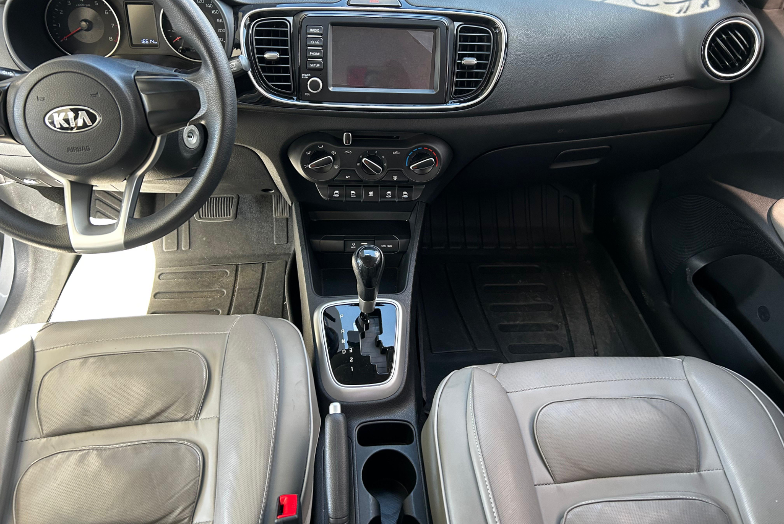 Kia Soluto 2024 Automático color Gris, Imagen #9