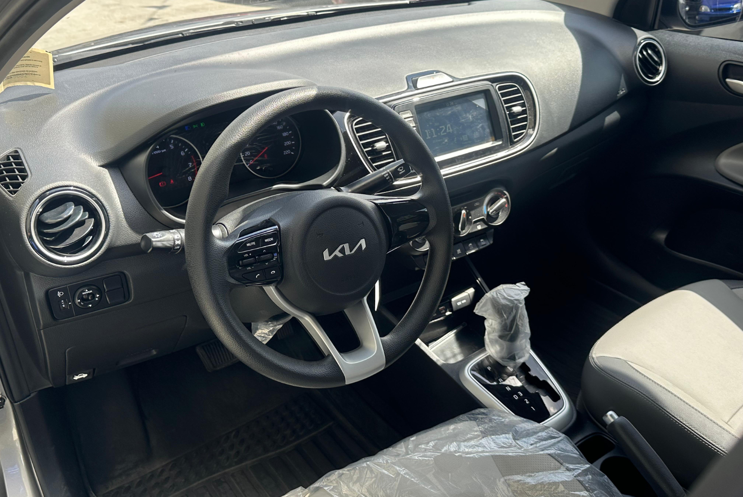 Kia Soluto 2025 Automático color Gris, Imagen #7