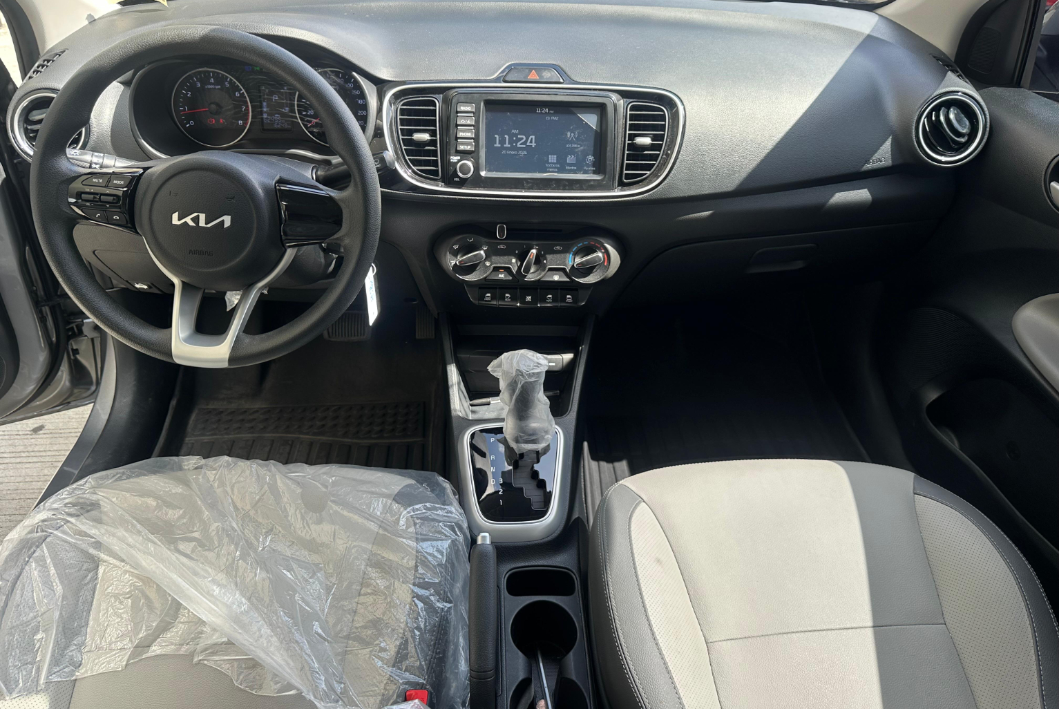 Kia Soluto 2025 Automático color Gris, Imagen #9