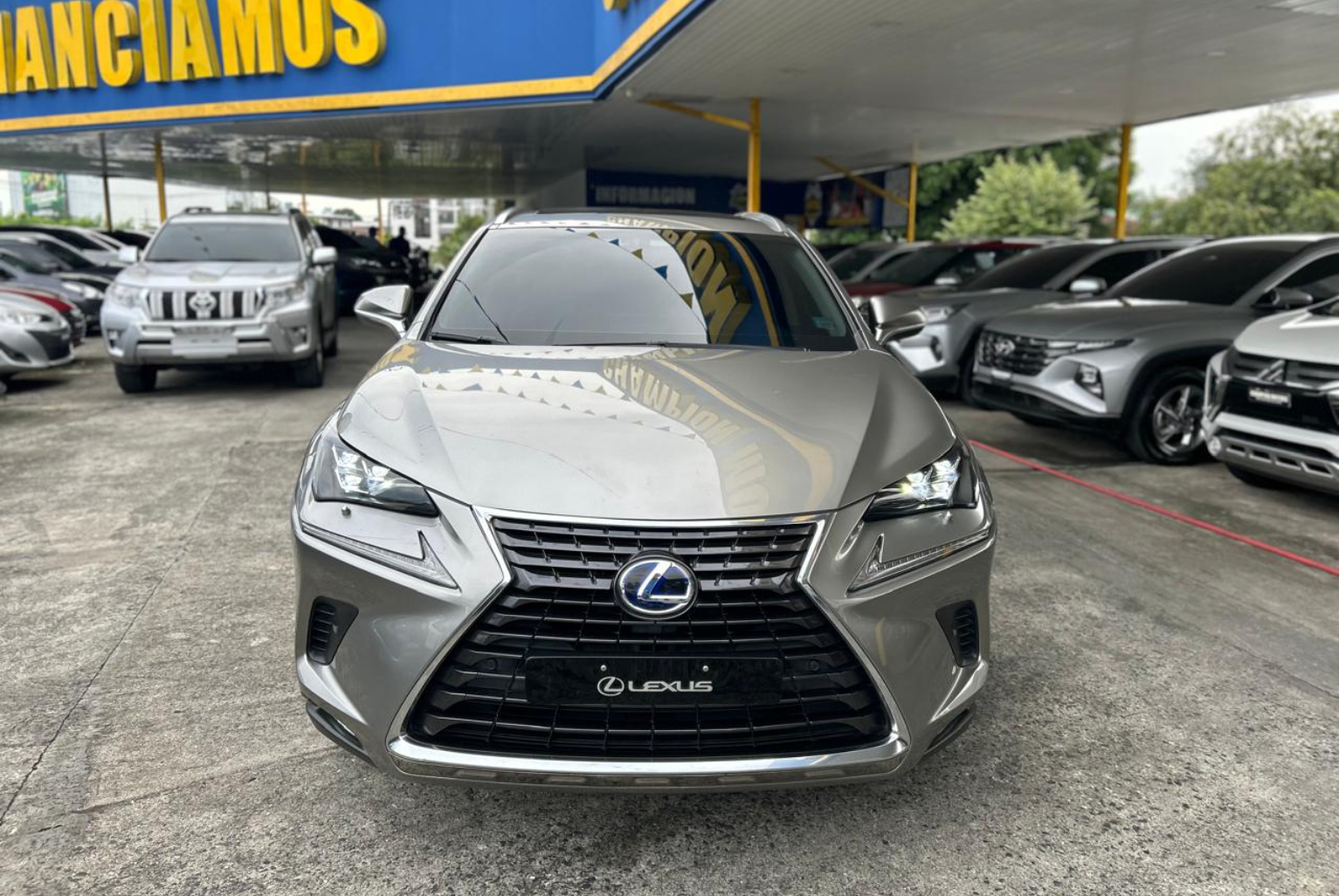 Lexus NX 300h 2019 Automático color Gris, Imagen #2