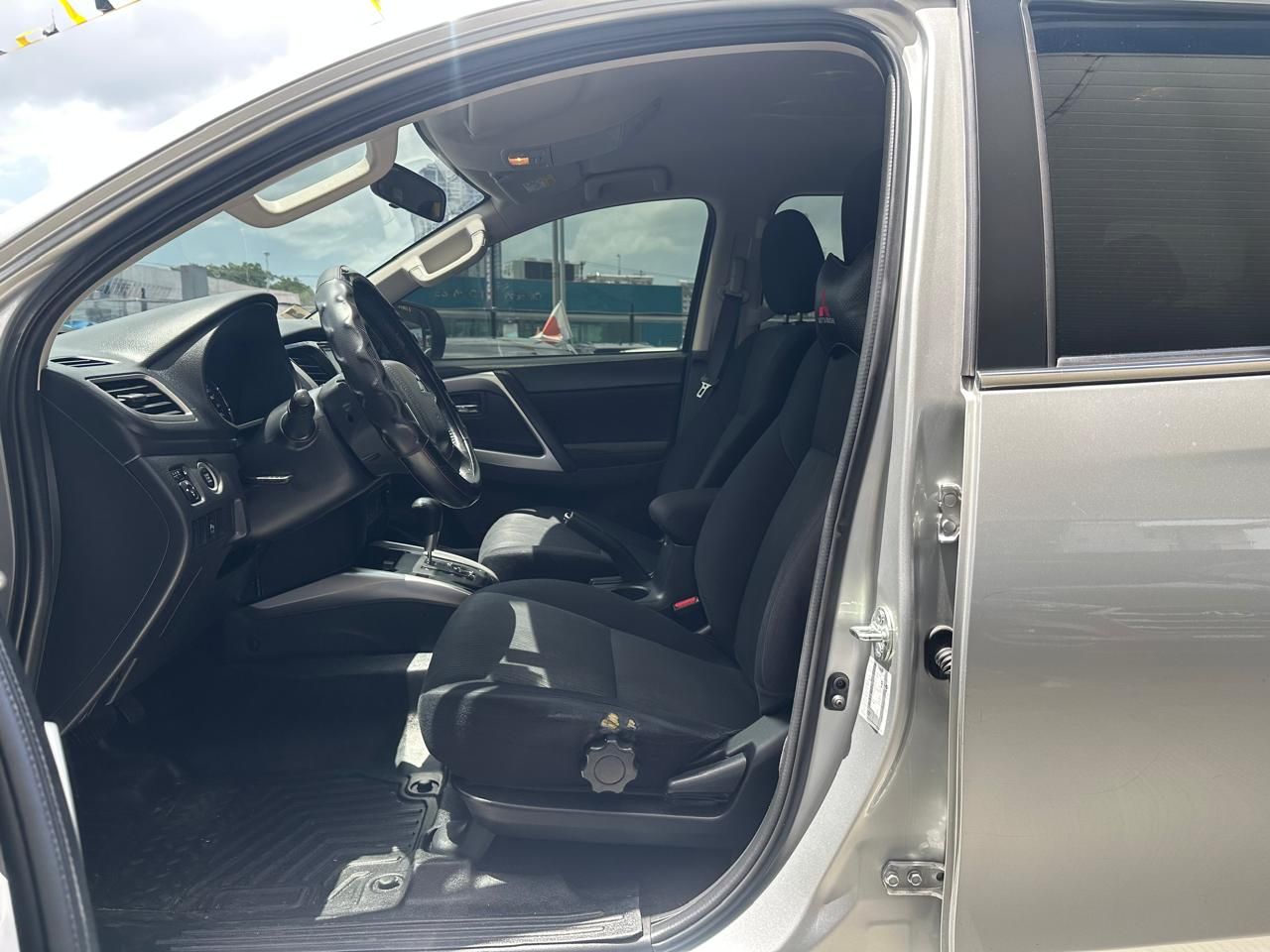 Mitsubishi Montero Sport 2023, Foto 6