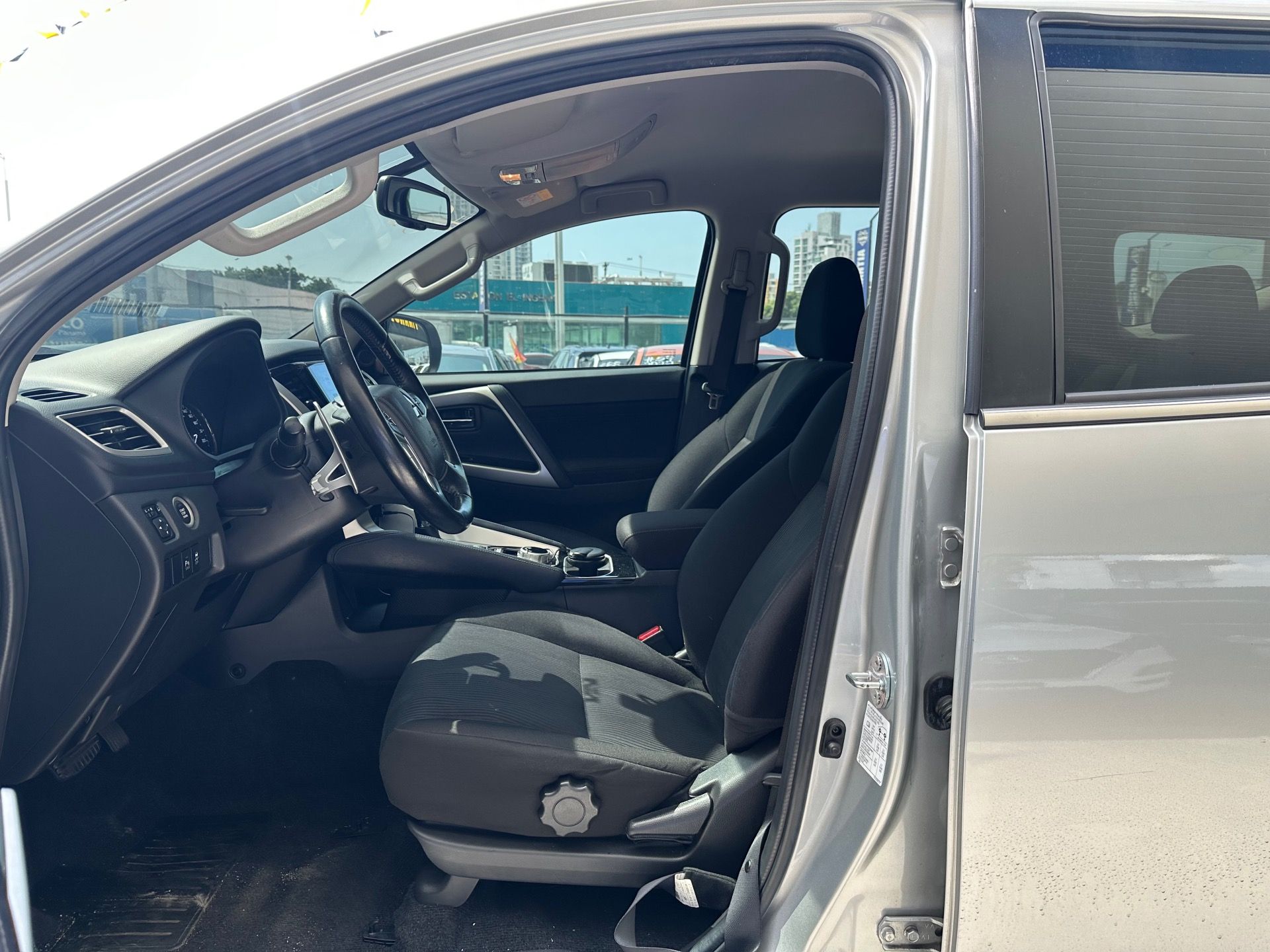 Mitsubishi Montero Sport 2023, Foto 7
