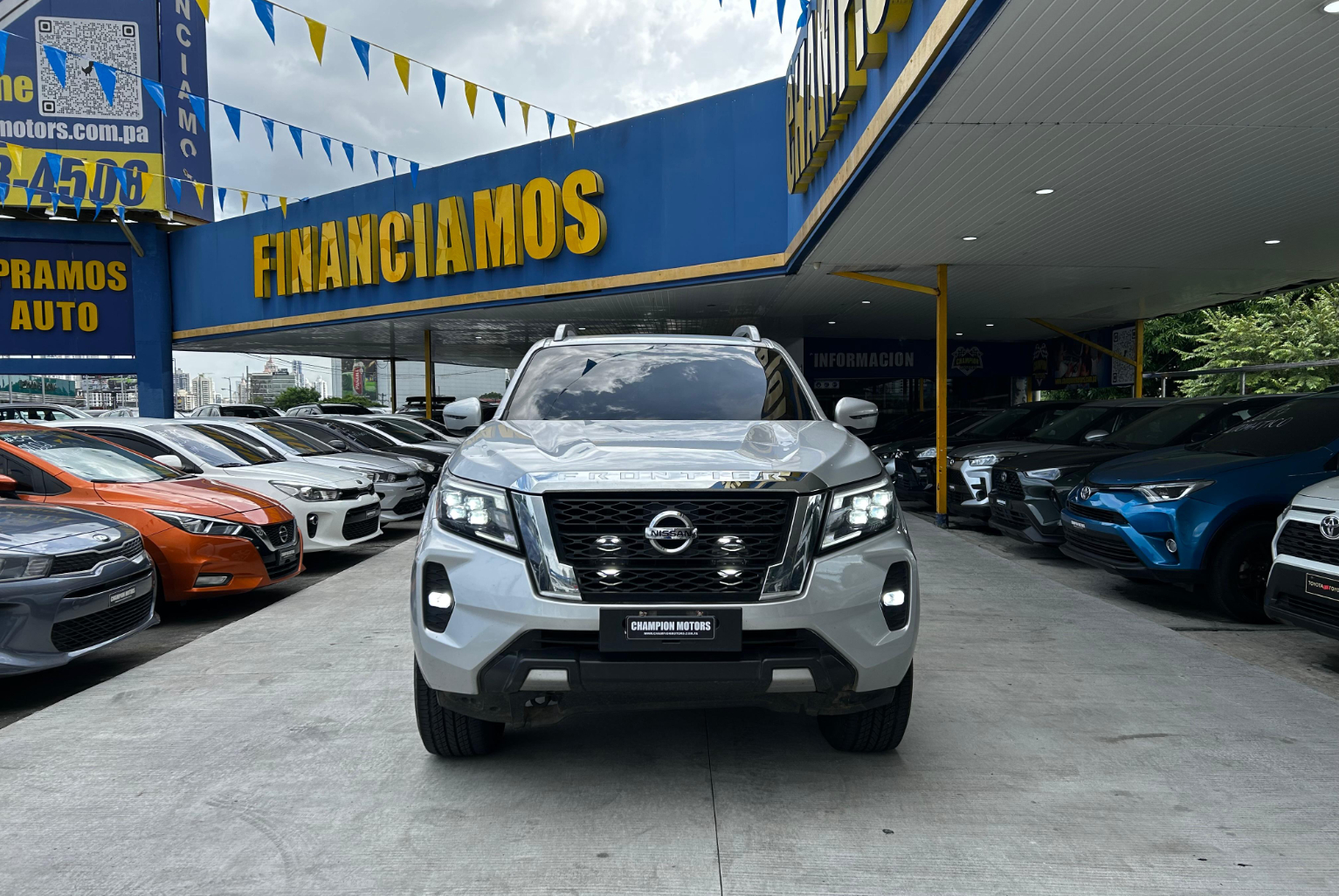 Nissan Frontier 2022 Automático color Plateado, Imagen #2