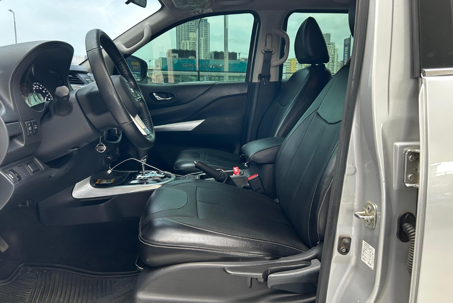 Nissan Frontier 2022 Automático color Plateado, Imagen #8