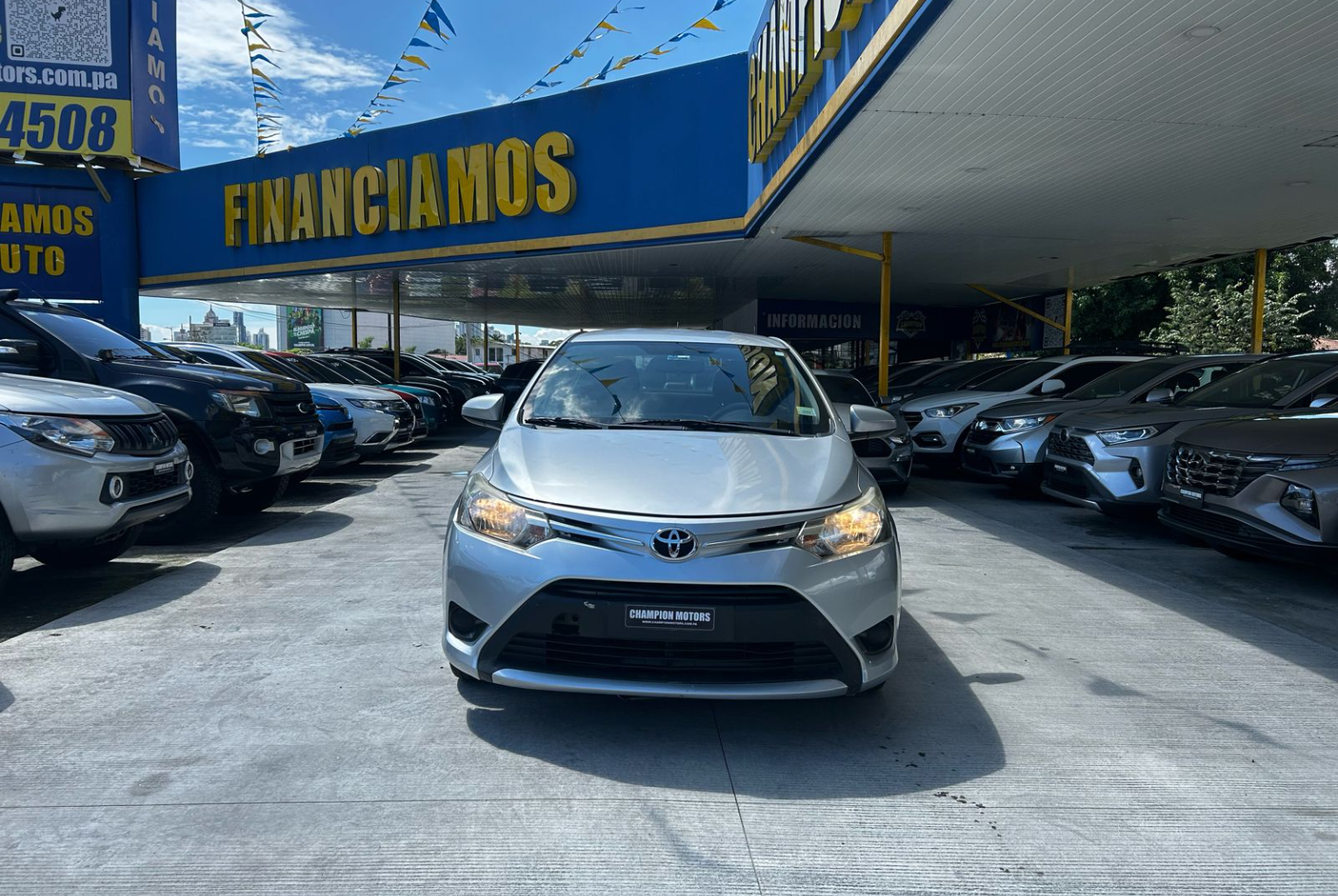 Toyota Yaris 2017 Automático color Plateado, Imagen #2