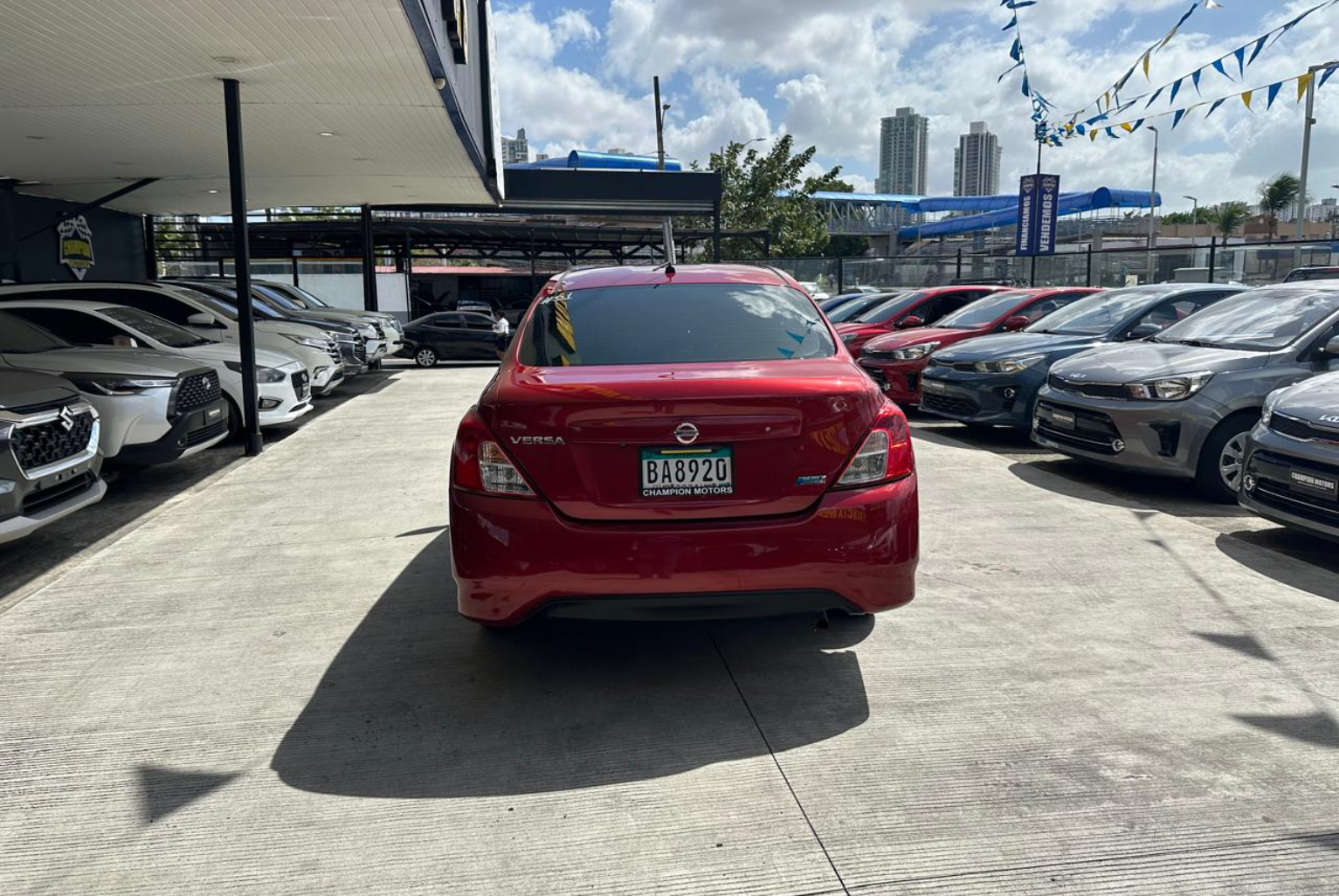 Nissan Versa 2017 Automático color Rojo, Imagen #5