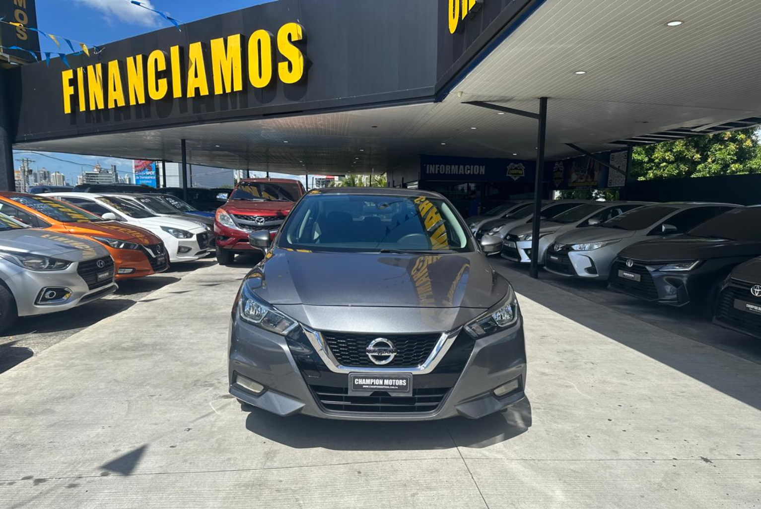 Nissan Versa 2020 Automático color Gris, Imagen #2