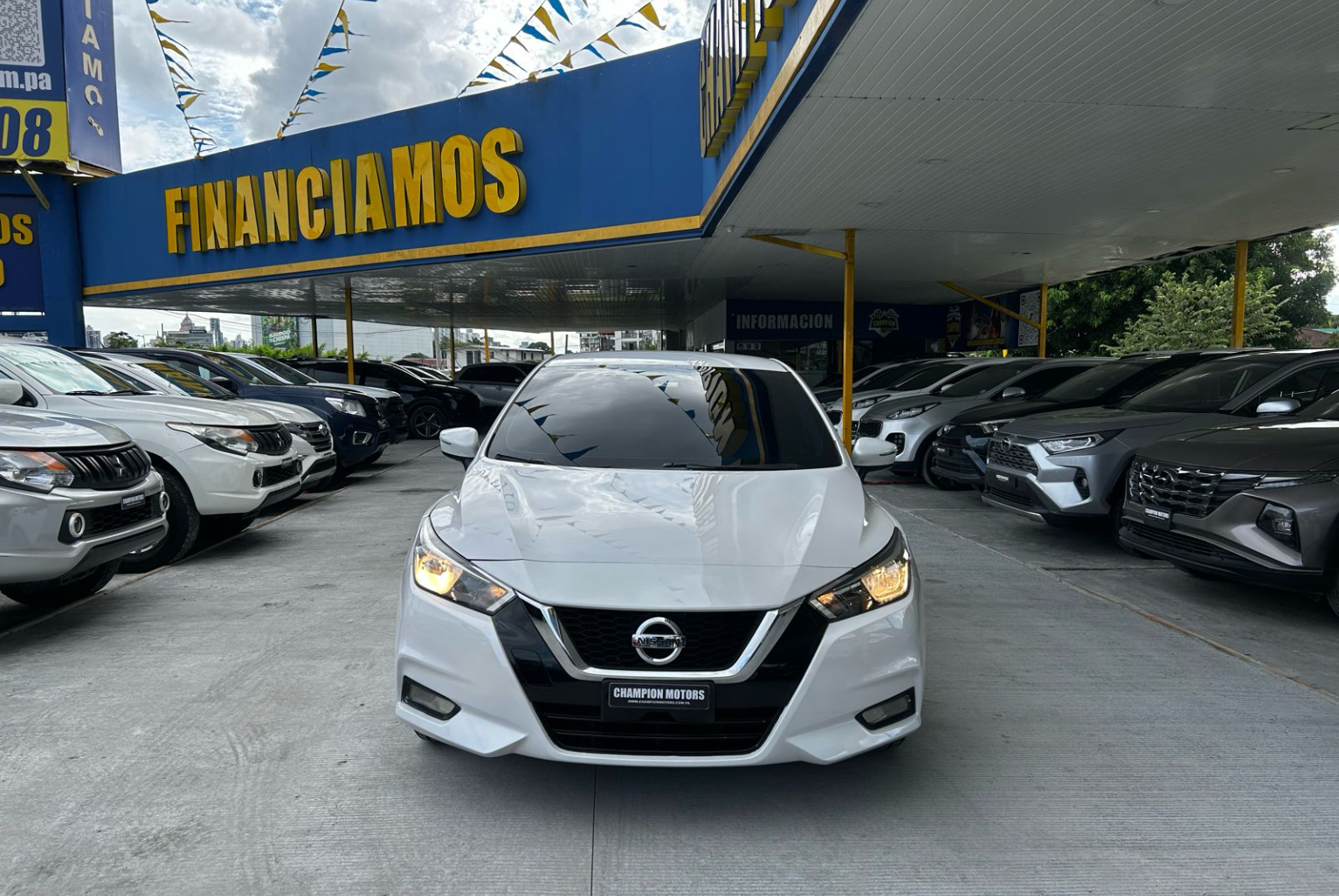 Nissan Versa 2022 Automático color Blanco, Imagen #2