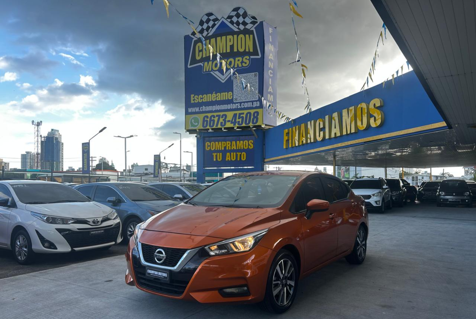 Nissan Versa 2022 Automático color Naranja, Imagen #1