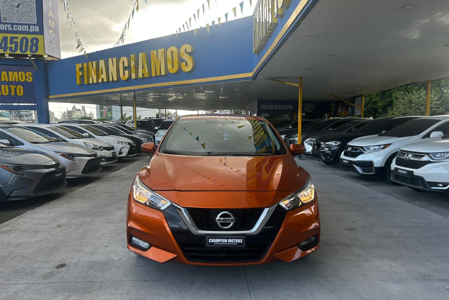 Nissan Versa 2022 Automático color Naranja, Imagen #2