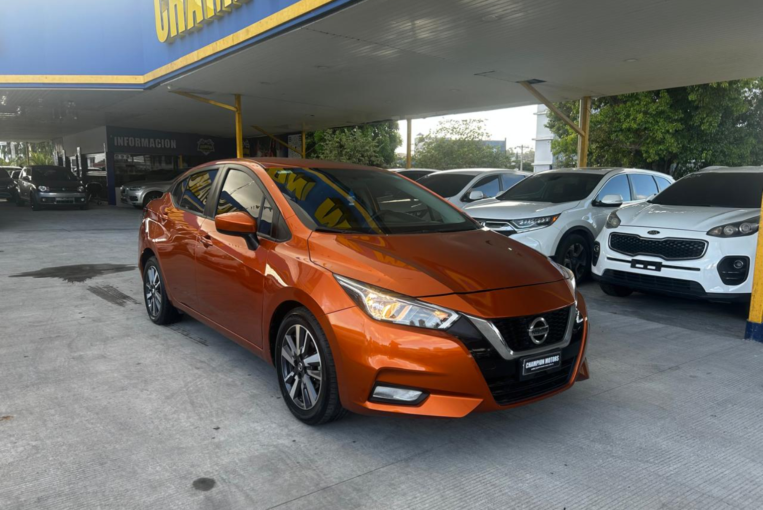 Nissan Versa 2022 Automático color Naranja, Imagen #3