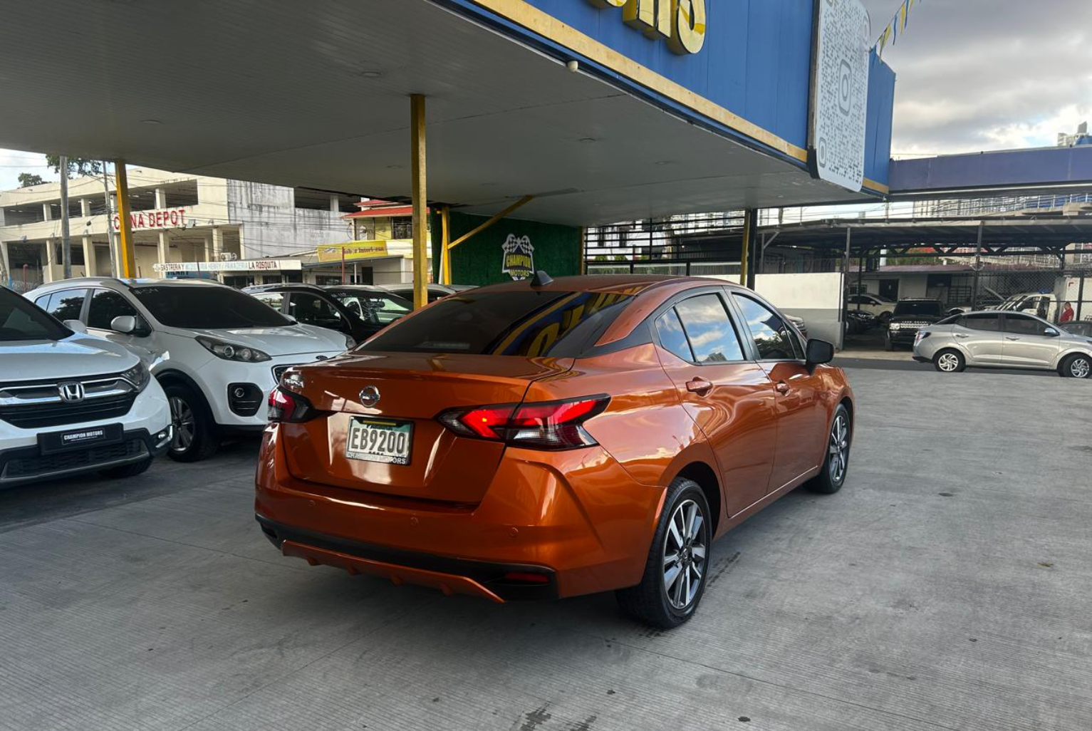 Nissan Versa 2022 Automático color Naranja, Imagen #4