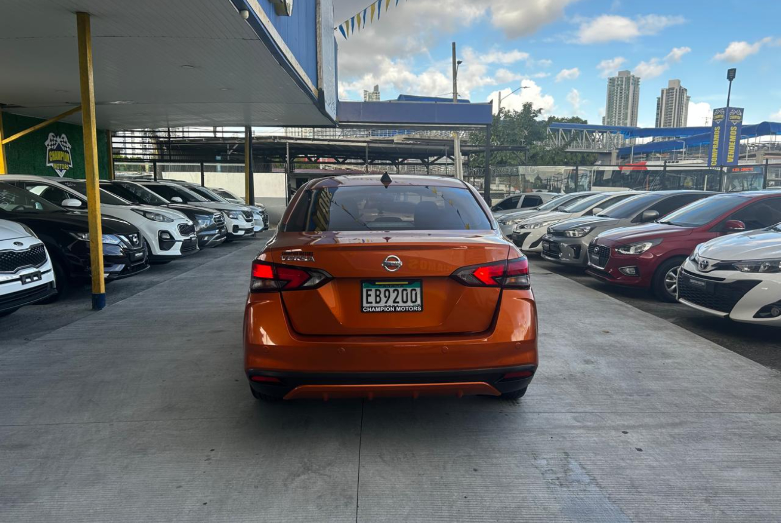 Nissan Versa 2022 Automático color Naranja, Imagen #5