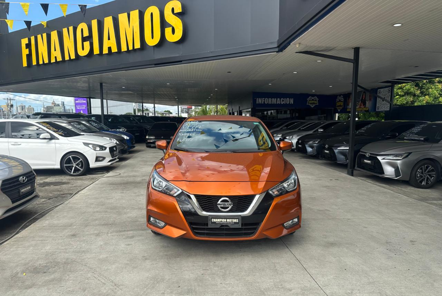 Nissan Versa 2022 Automático color Naranja, Imagen #2