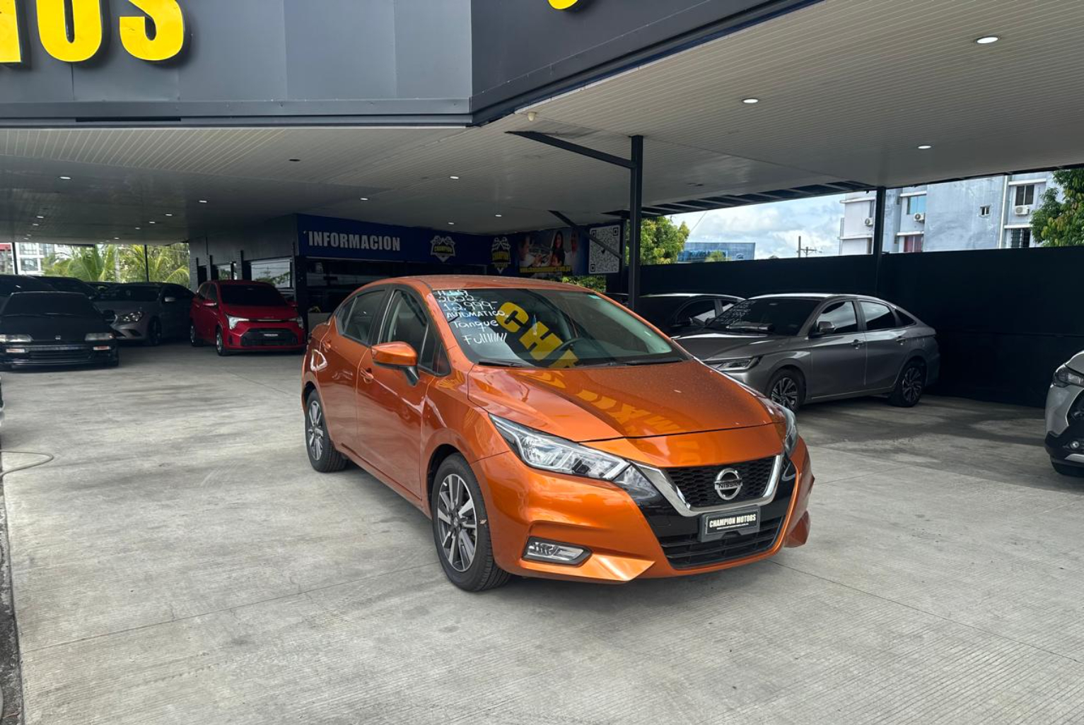 Nissan Versa 2022 Automático color Naranja, Imagen #3