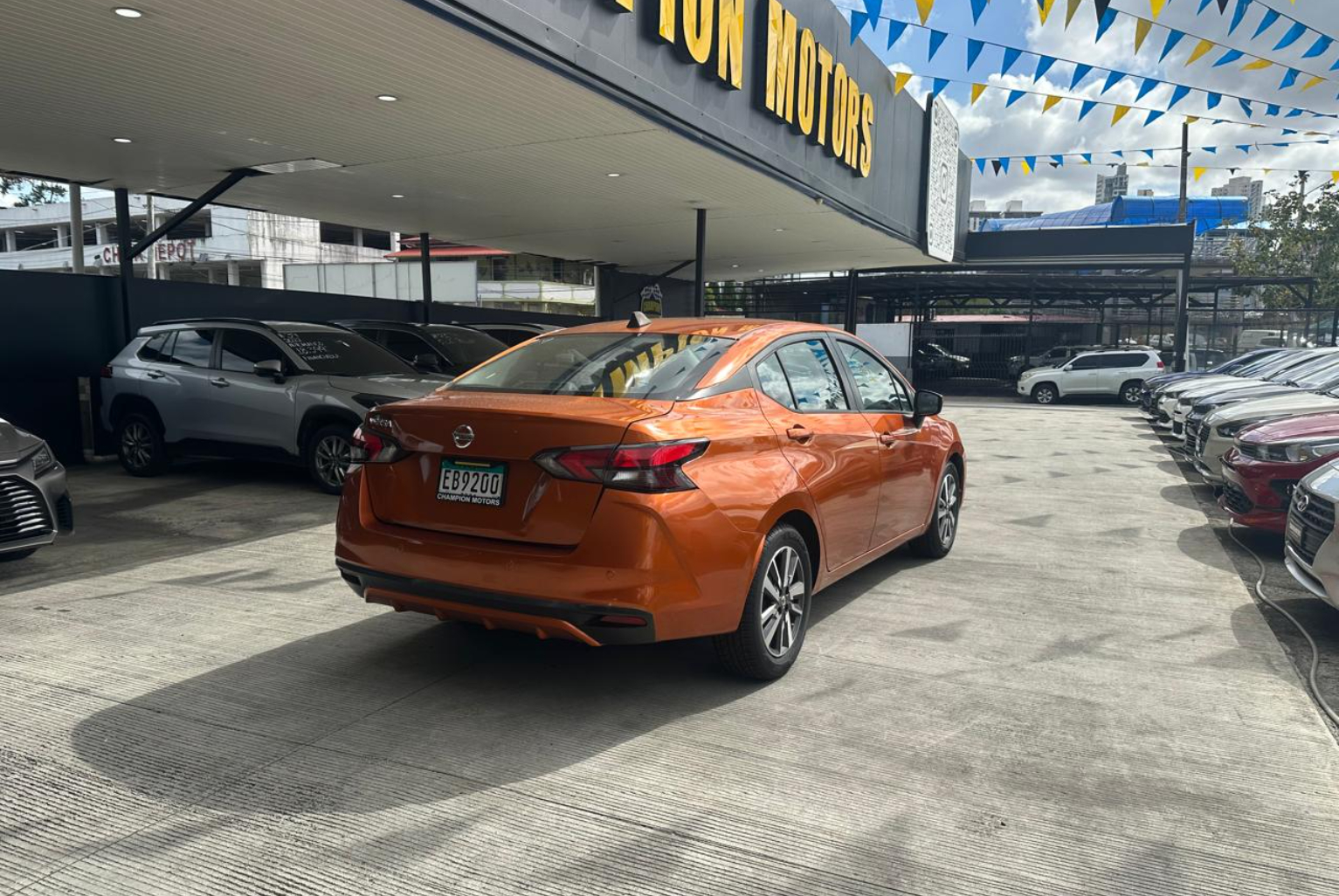 Nissan Versa 2022 Automático color Naranja, Imagen #4
