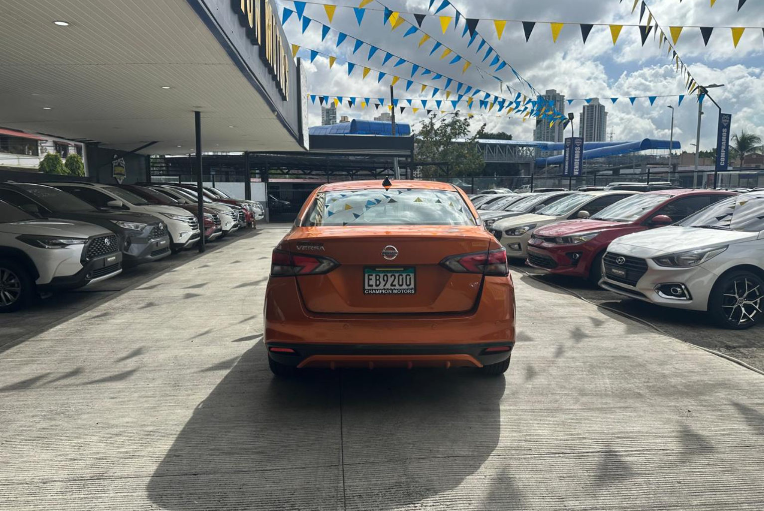 Nissan Versa 2022 Automático color Naranja, Imagen #5