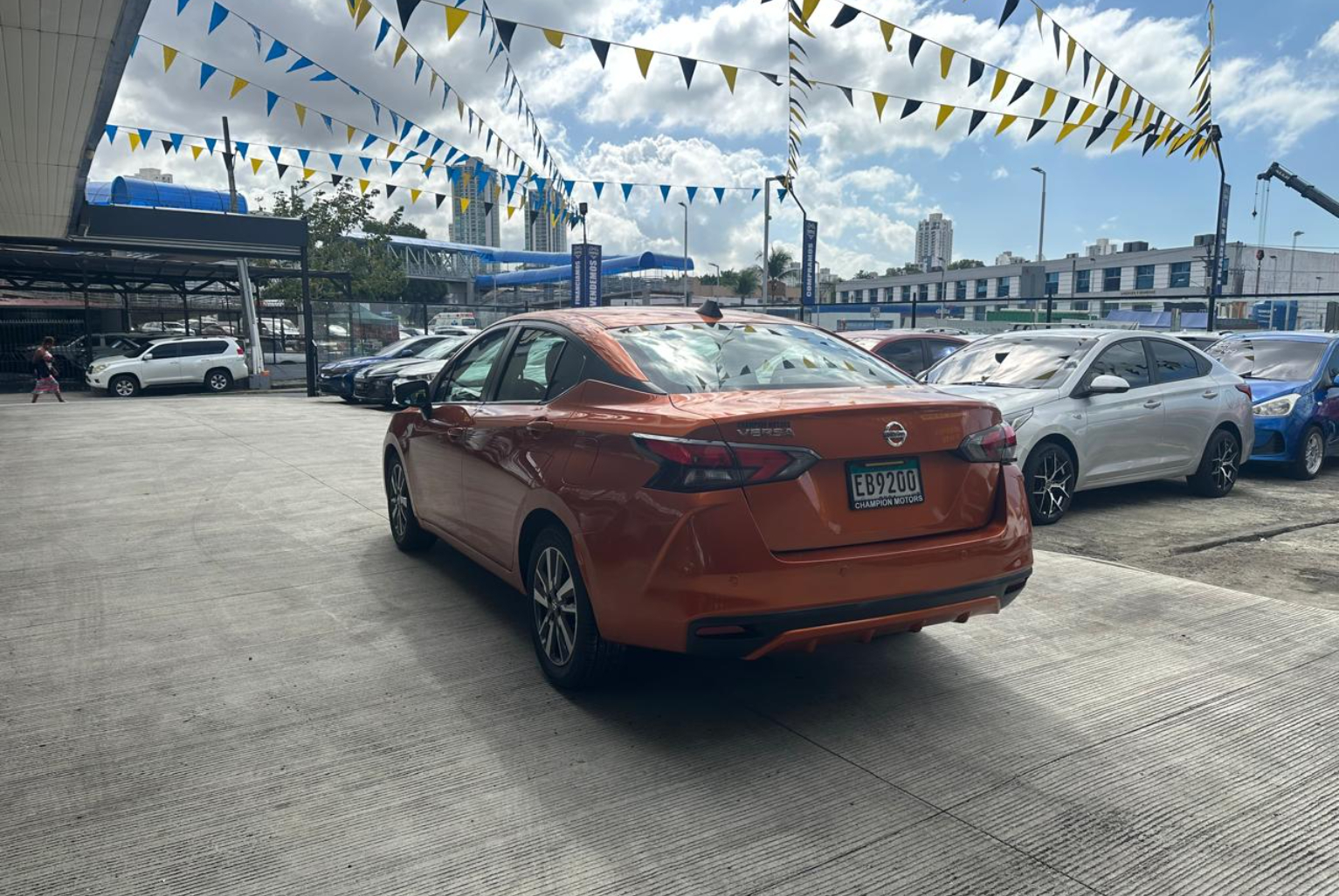 Nissan Versa 2022 Automático color Naranja, Imagen #6