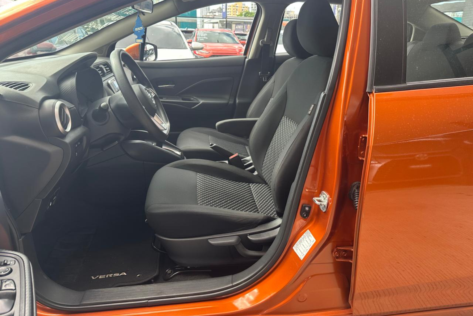 Nissan Versa 2022 Automático color Naranja, Imagen #7