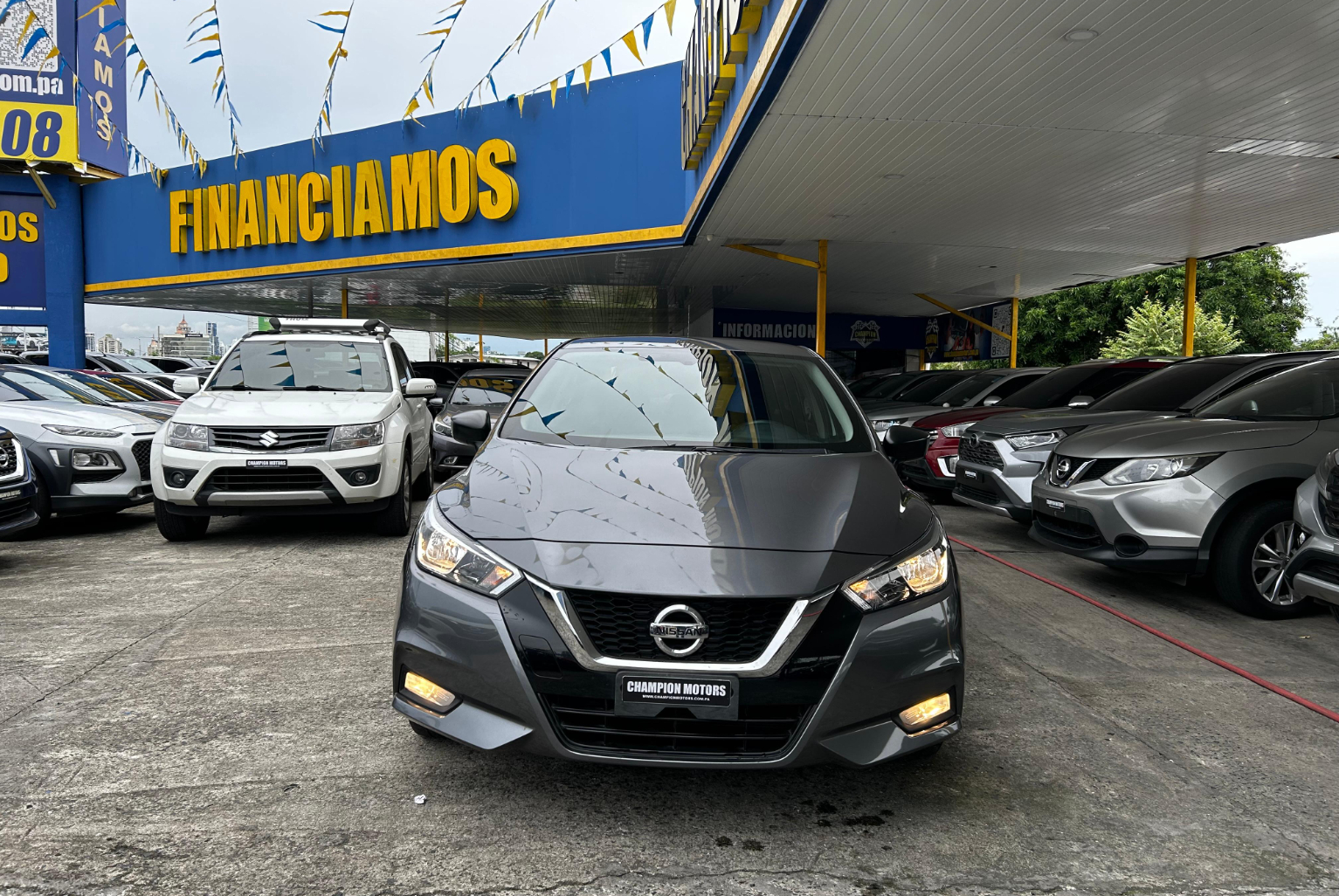 Nissan Versa 2023 Automático color Gris, Imagen #2