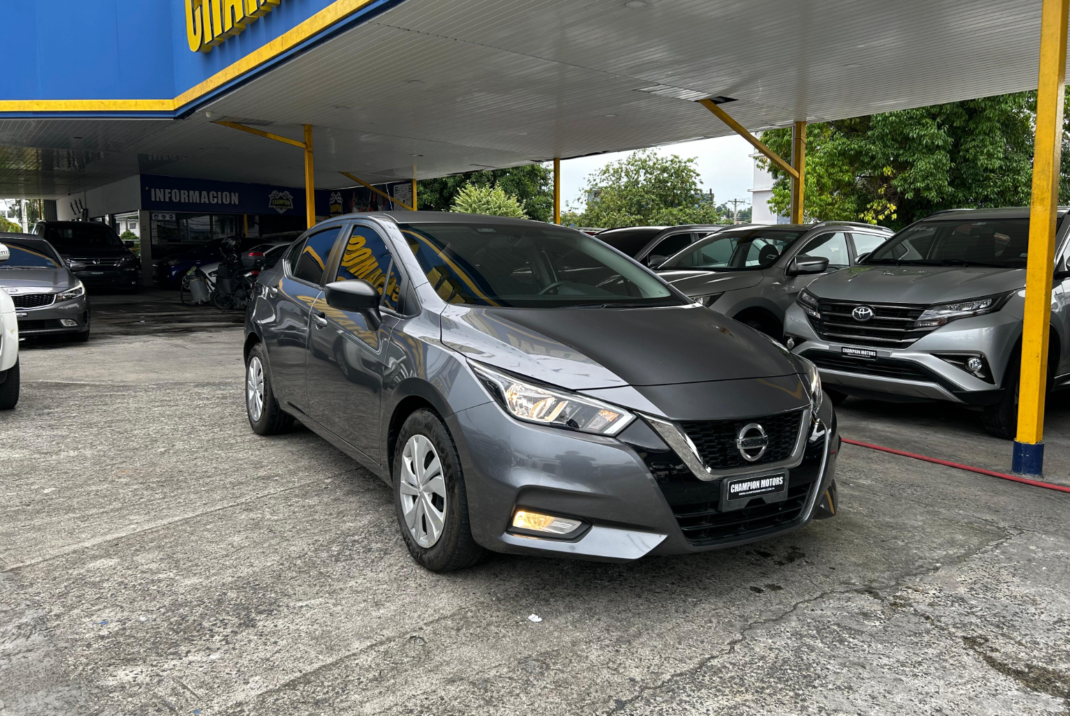 Nissan Versa 2023 Automático color Gris, Imagen #3