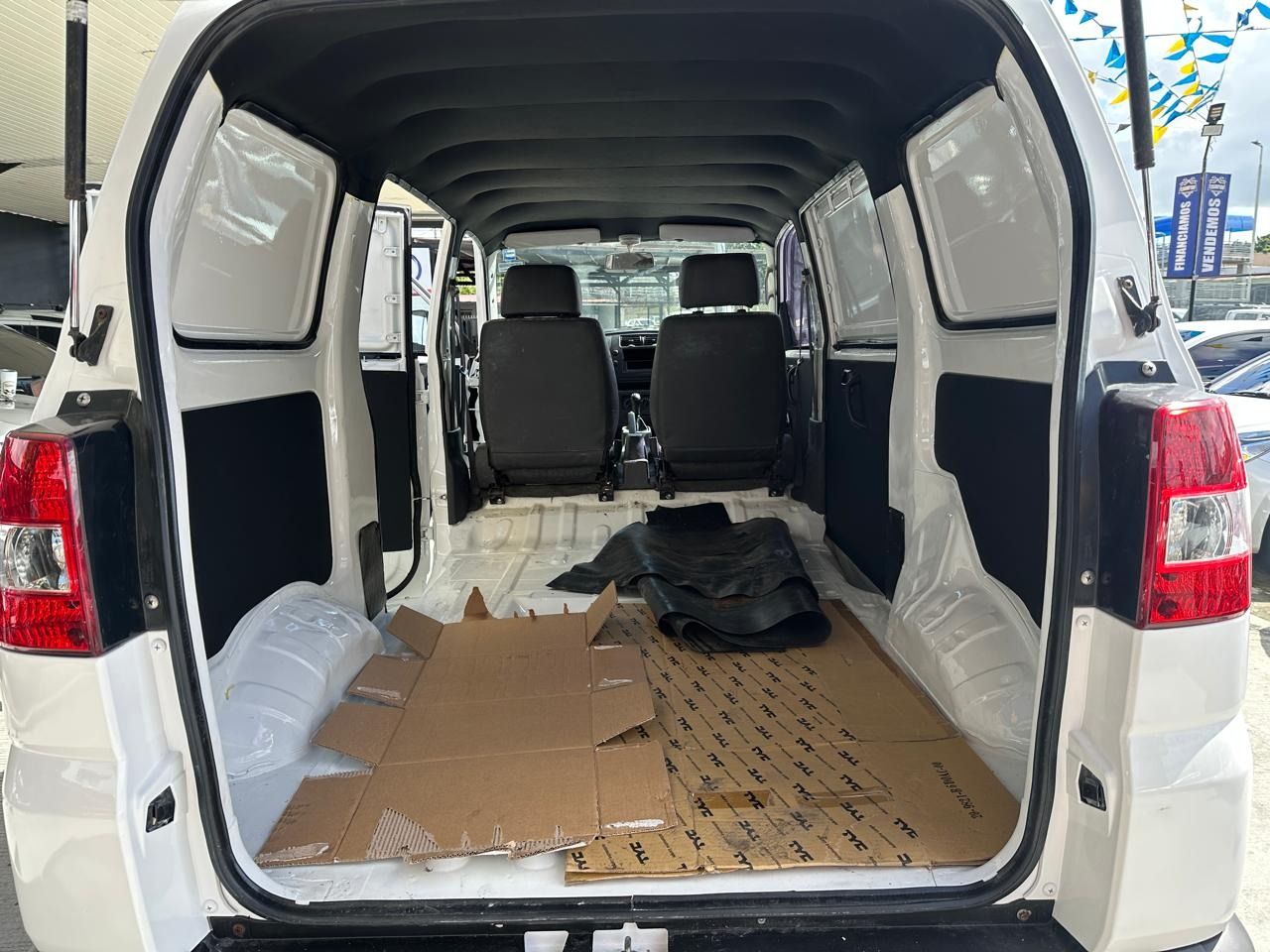 Suzuki APV 2012, Foto 10