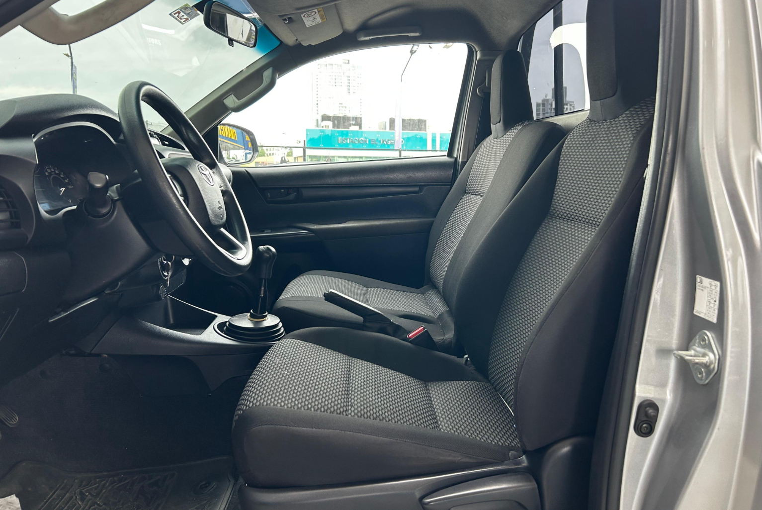 Toyota Hilux 2023 Manual color Plateado, Imagen #8