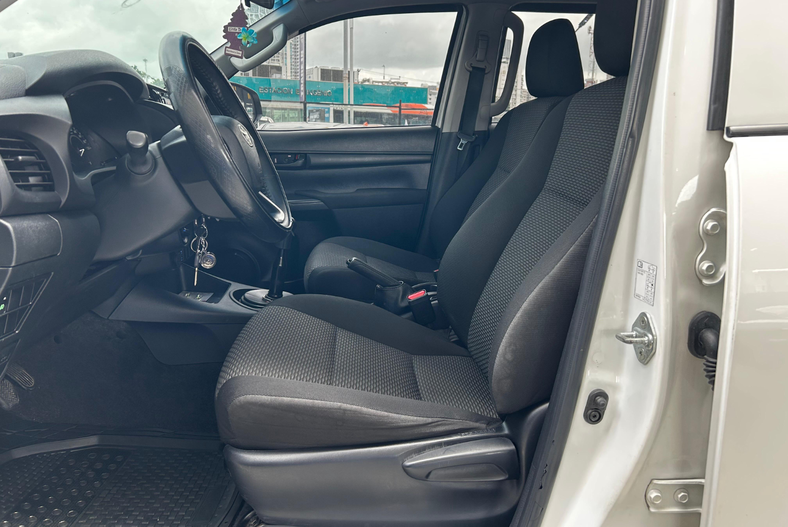 Toyota Hilux 2023 Automático color Blanco, Imagen #8