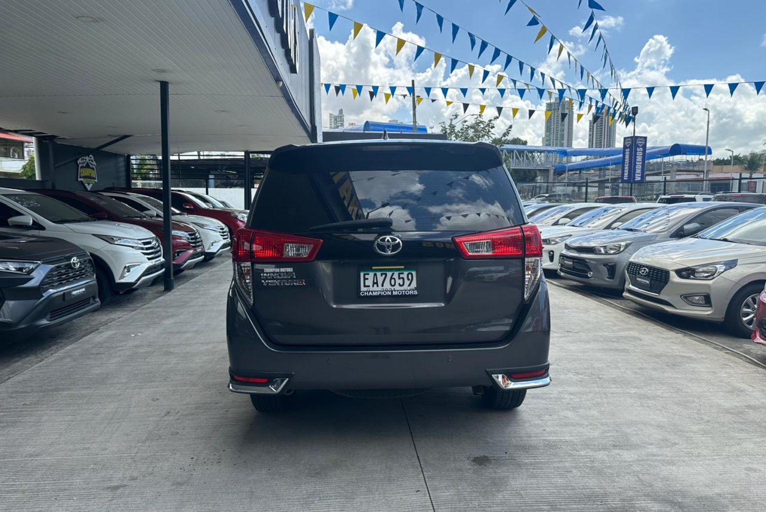 Toyota Innova 2021 Automático color Gris, Imagen #5