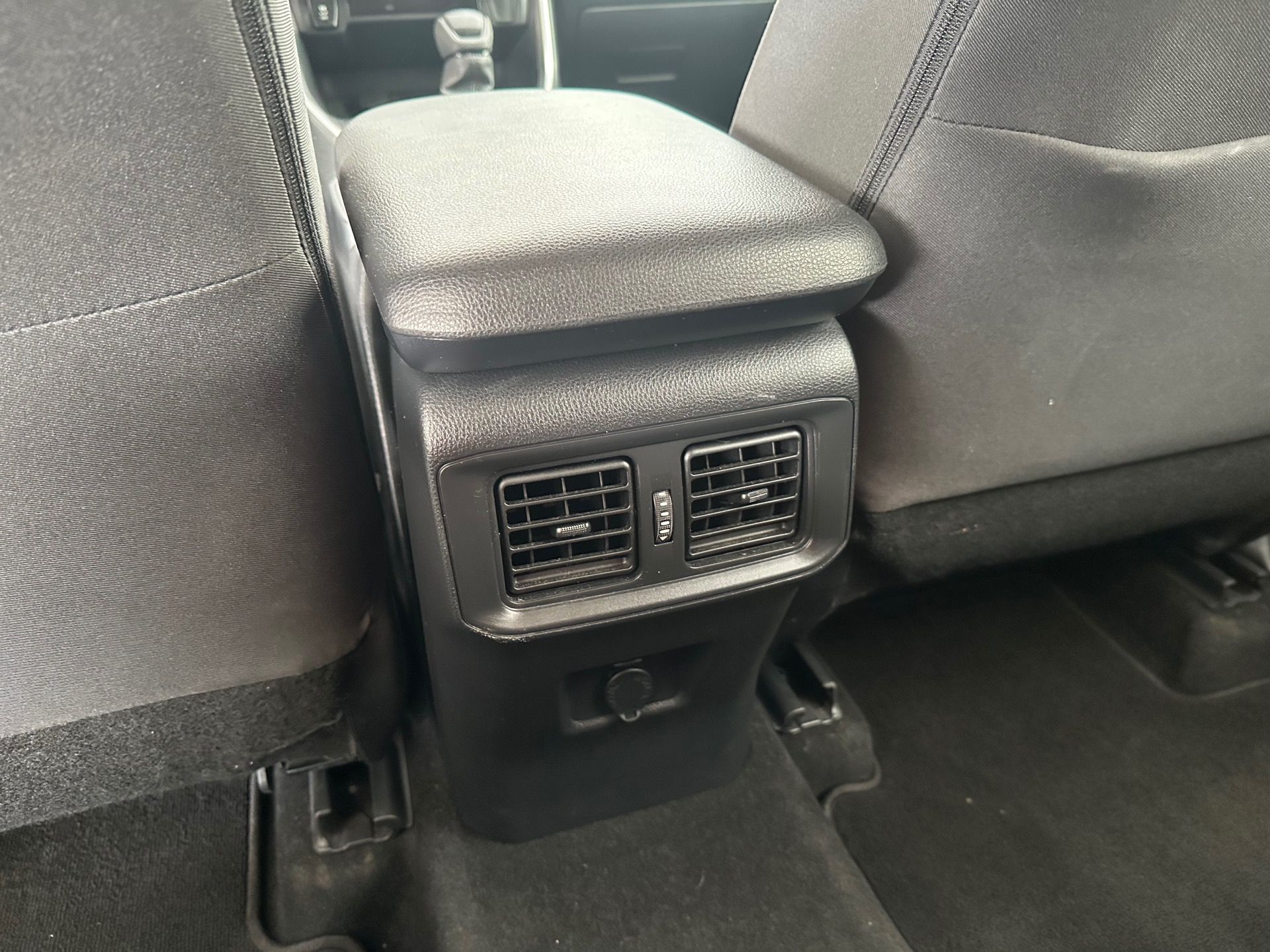 Toyota RAV4 2025, Foto 12